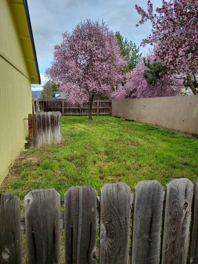 Building Photo - Spacious 3 Bed, 2 Bath Home on a Corner Lot in Southwest Medford