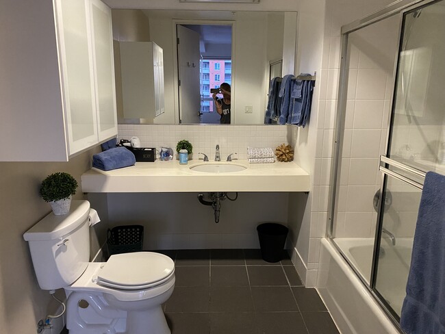 Large primary bathroom - 350 W Ash St