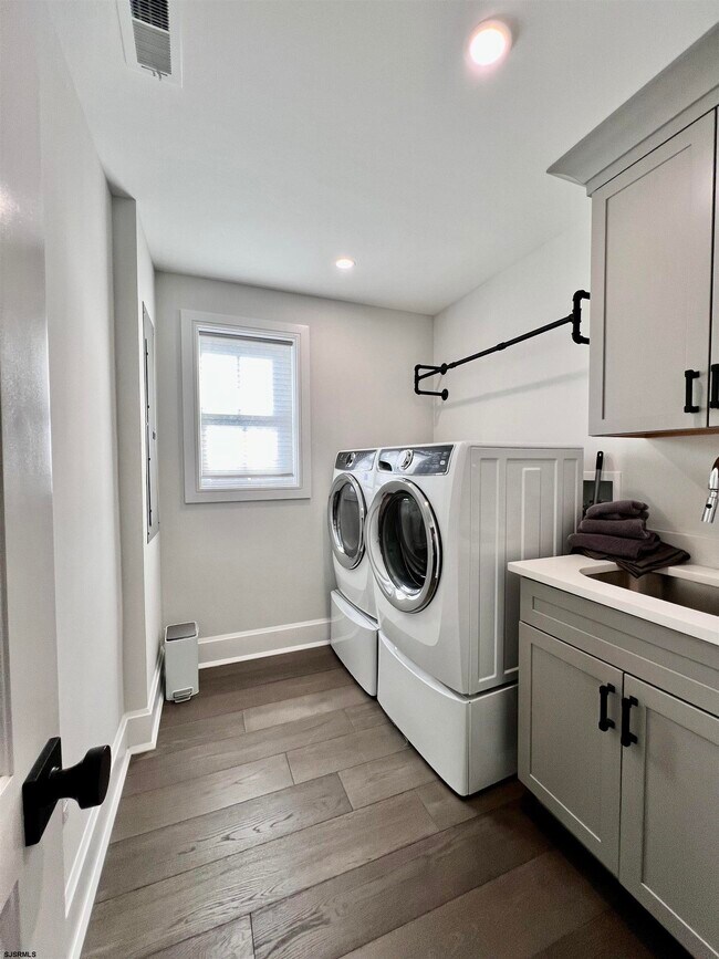 Building Photo - 16 A S Fredericksburg Ave