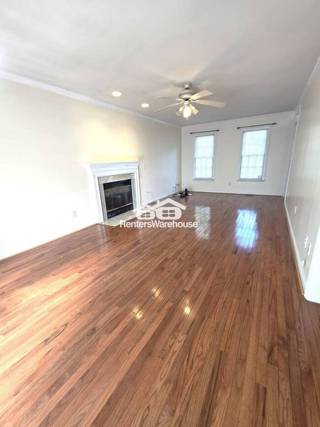 Building Photo - Lovely 3 bedroom, 2 1/2 Bath home in popul...