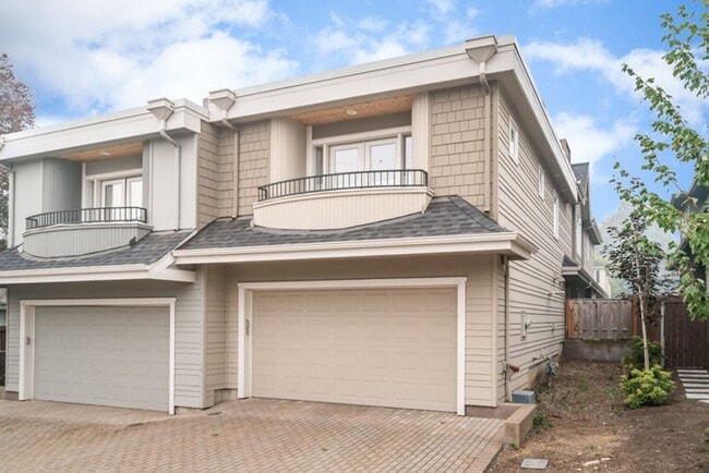 Building Photo - Luxury Townhome in the Heart of Lake Osweg...