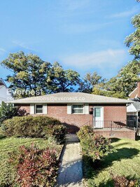 Building Photo - 2116 Oakwood Ln