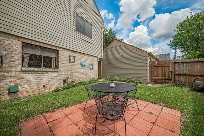 Building Photo - 12231 Carriage Hill Dr