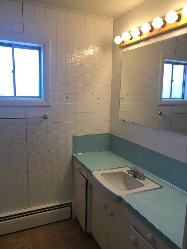 Building Photo - 2 Bed 1 Bath House with Garage