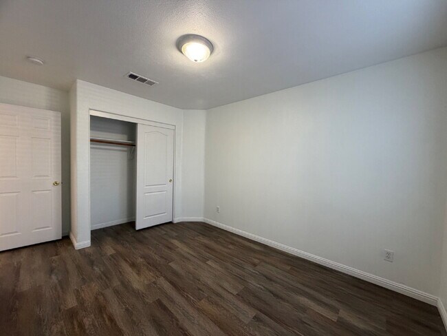 Building Photo - SINGLE-STORY HOME | GATED COMMUNITY | FLEXIBLE FURNISHING OPTIONS I 4 Bedroom Home with Private B...