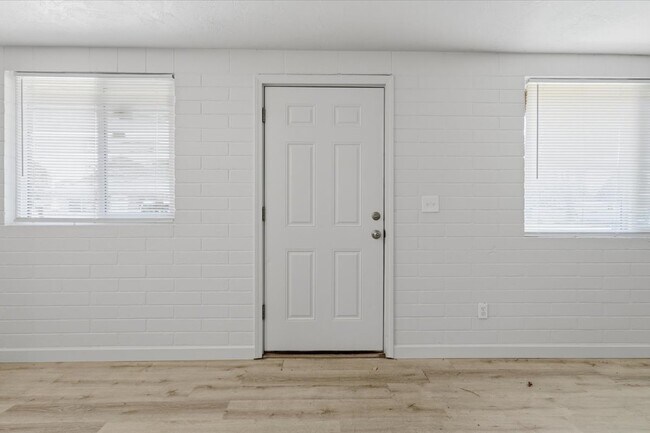 Building Photo - 3114 Iowa Ave