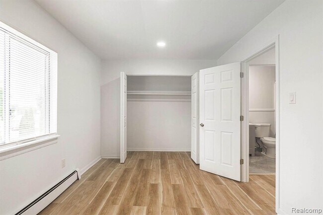 Building Photo - 2475 S Commerce Rd