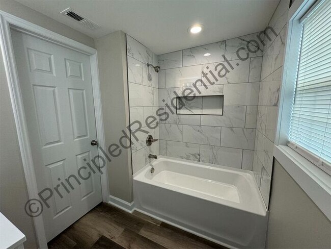 Building Photo - Newly renovated 3 bedroom 2 bath home in C...