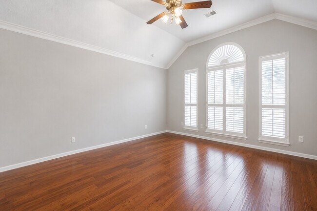 Building Photo - 1303 Red Oak Ct