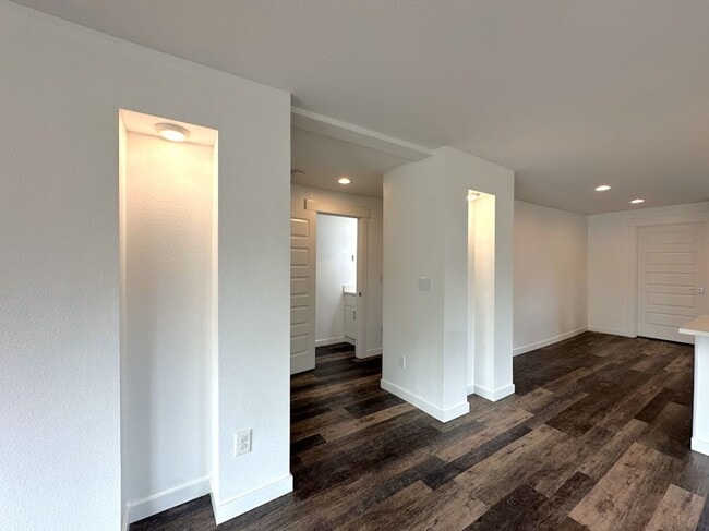 Building Photo - Modern & Stylish 4 Bed, 2.5 Bath Remodel!