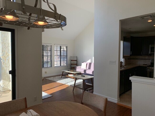 Building Photo - 407 Shoreview Dr