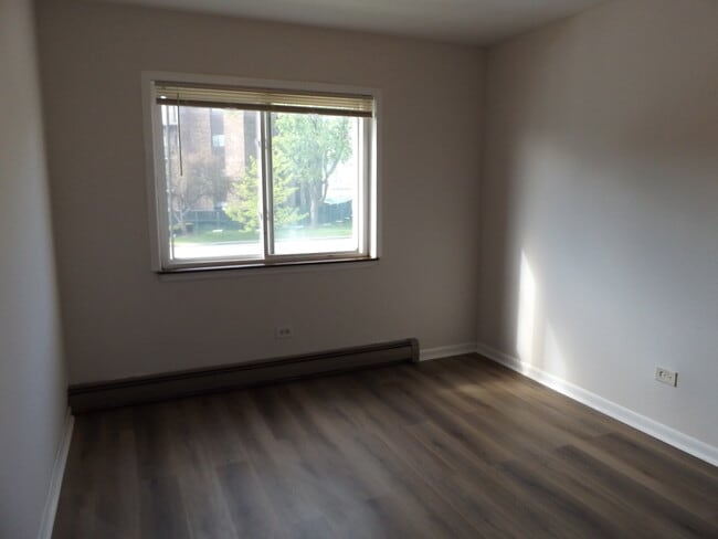 Building Photo - 710 W Huntington Commons Rd