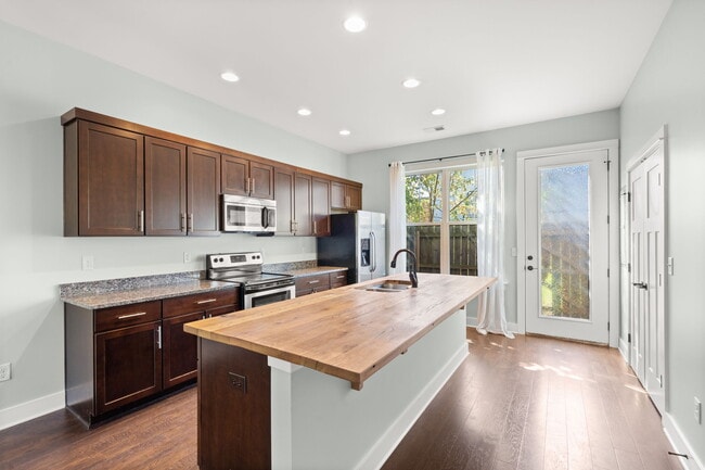 Building Photo - 1106 Stratford Ave