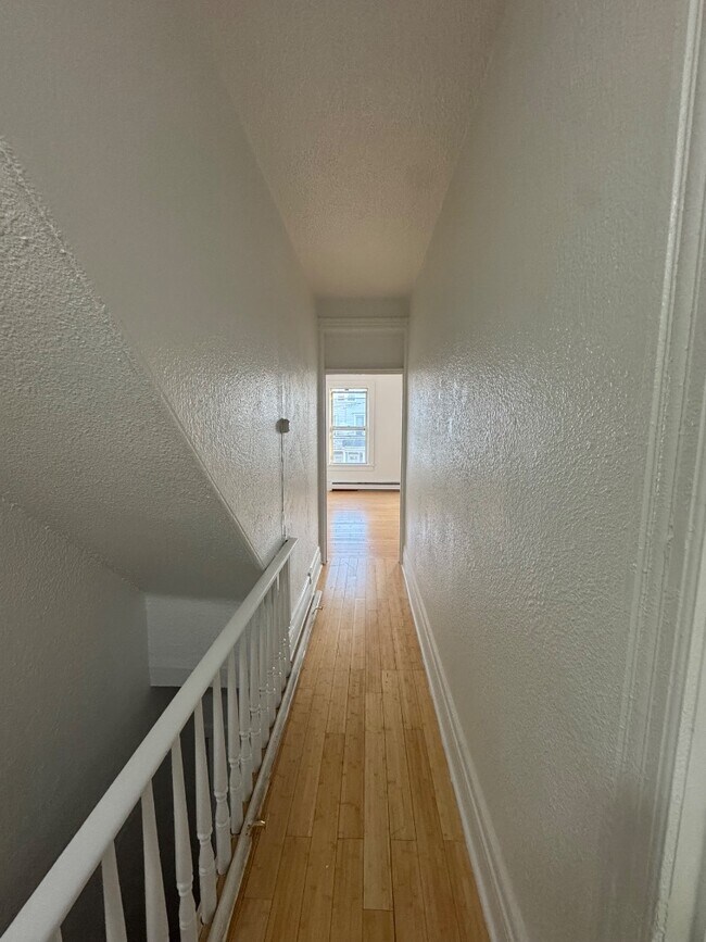 Building Photo - 303-303 E Beech St
