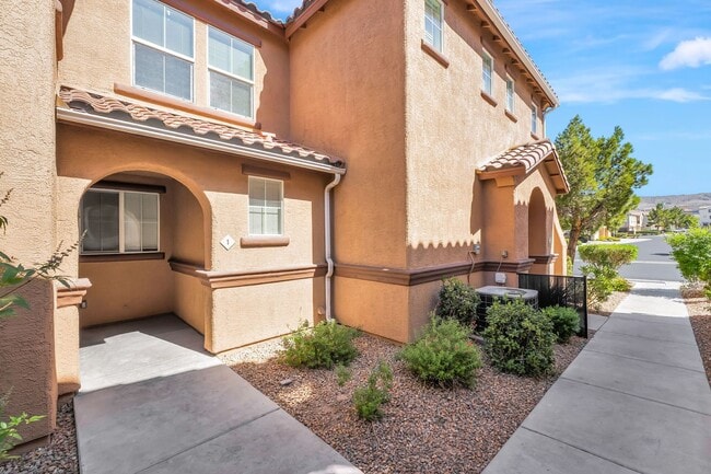 Building Photo - Stylish Hillside Townhome with Scenic Views in Gated Henderson Community!