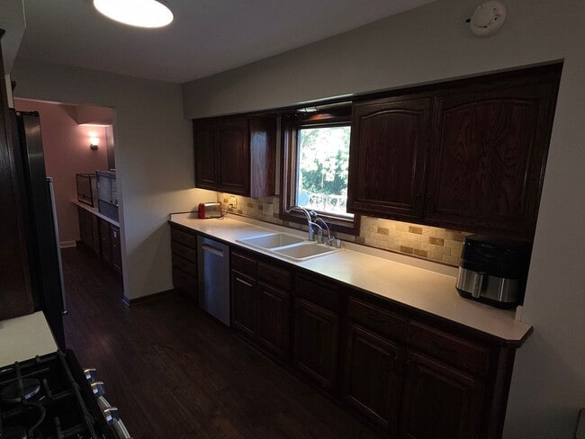 Building Photo - Updated 4 bedroom home in Merton