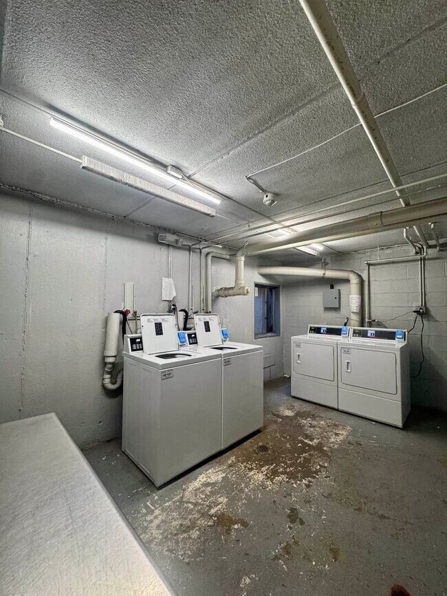 Building Photo - 270 Shorewood Dr