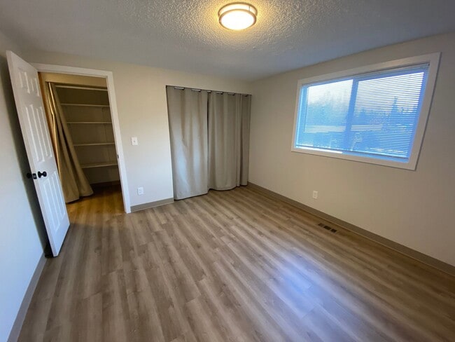 Building Photo - 304 S Forest Dr