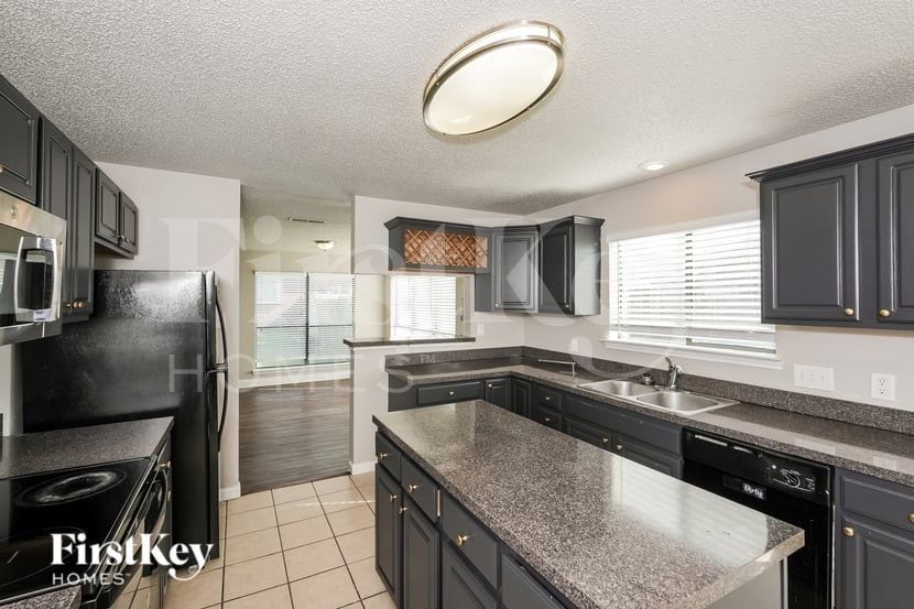 Building Photo - 911 Blewitt Dr