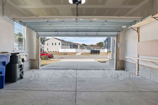 Building Photo - 305 Tarn Ct