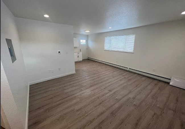 Building Photo - Beautiful 1 Bed Apartment with Reserved Parking Spots