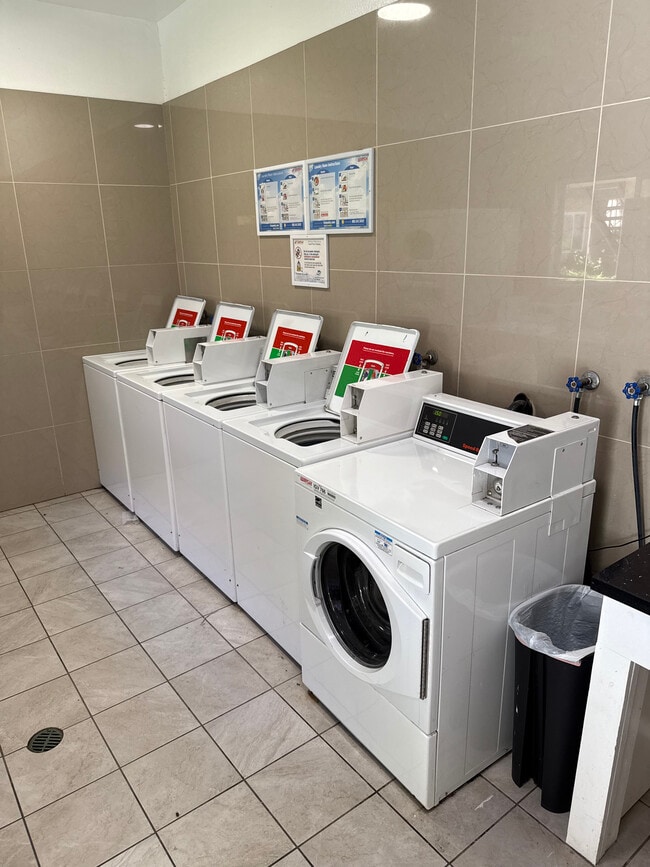 Laundry - 4700 Clair del Ave