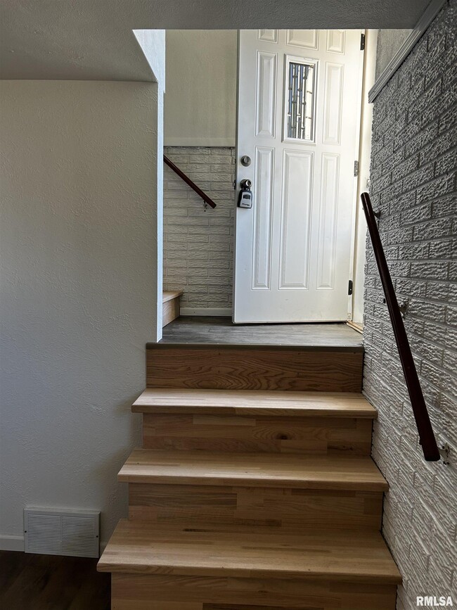 Building Photo - 1107 Eisenhower Dr