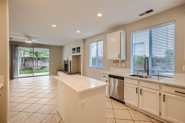Building Photo - 4 BD/3 Ba Home with Three car attached gar...