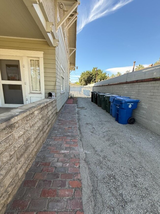 Building Photo - 563 San Francisco Ave