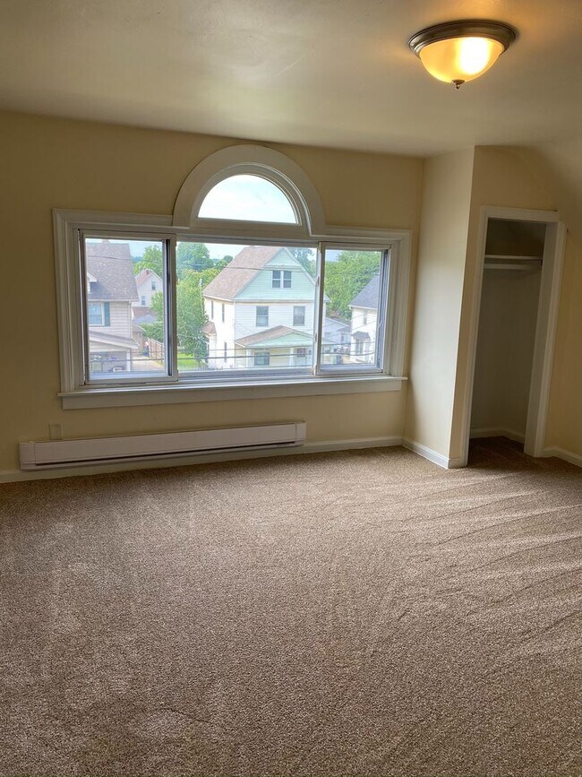 Building Photo - 326 E Liberty St