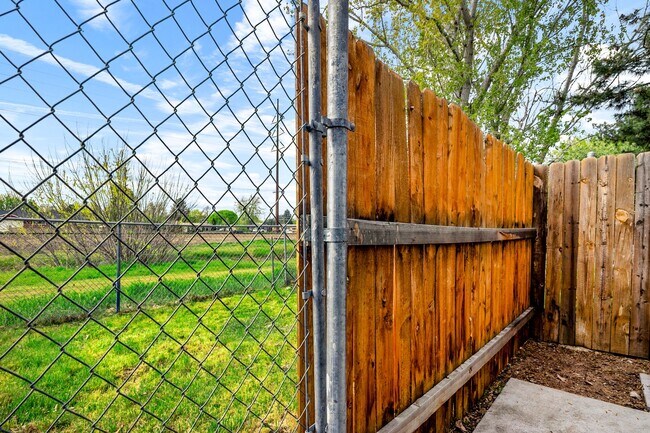 Building Photo - 2bed, 1.5 bath Duplex with Covered Carport & Fenced Yard!