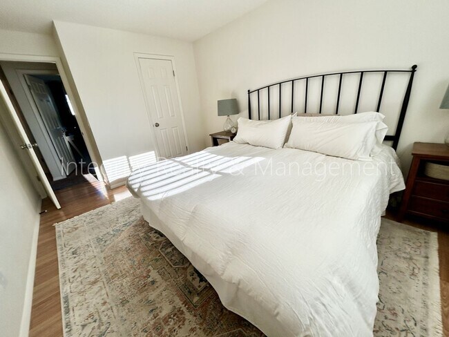 Building Photo - 9722 W Polk Dr