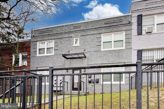 Building Photo - 924-919 19th St NE