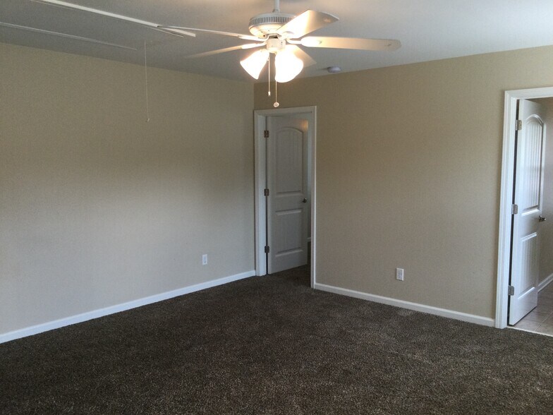 Building Photo - 173 Magnolia Dr