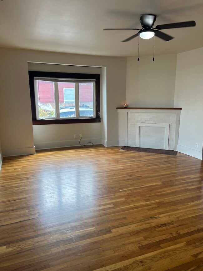 Building Photo - 322 E 16th Ave