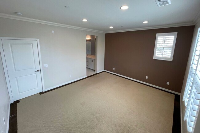 Building Photo - Stunning Portola Springs 3 Bed 3 Bath Condo