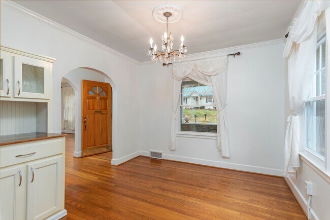 Building Photo - Charming North Asheville Home
