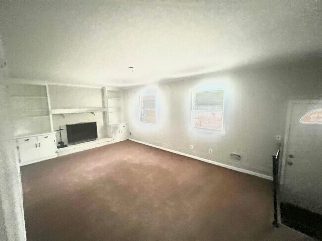 Building Photo - RENT SPECIAL! 3-4 BR Home! Large Brick hom...