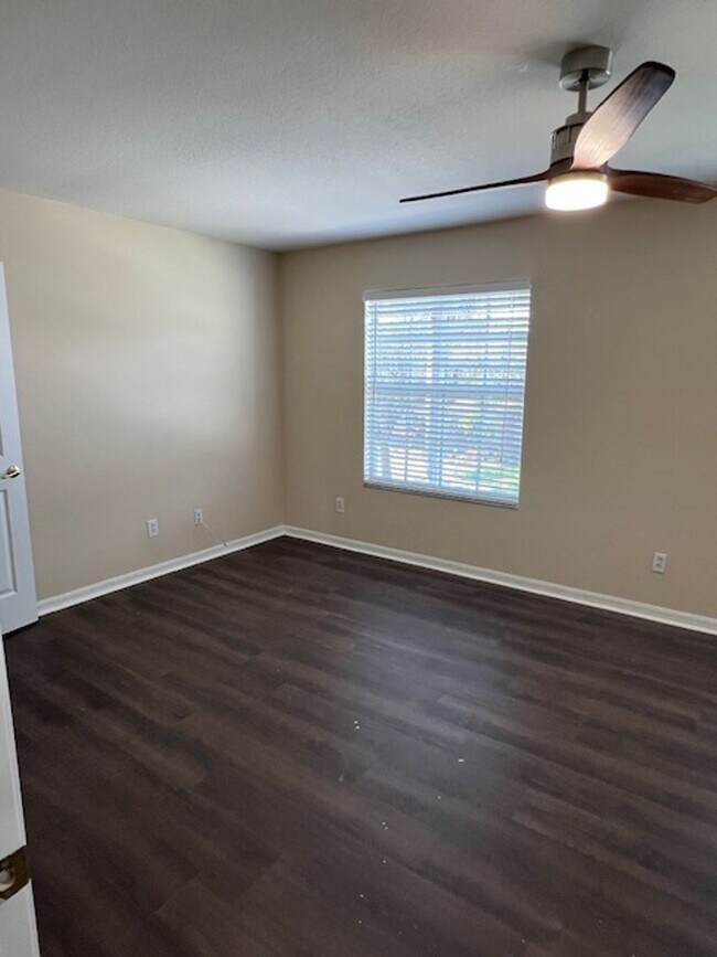 Building Photo - Country Chase