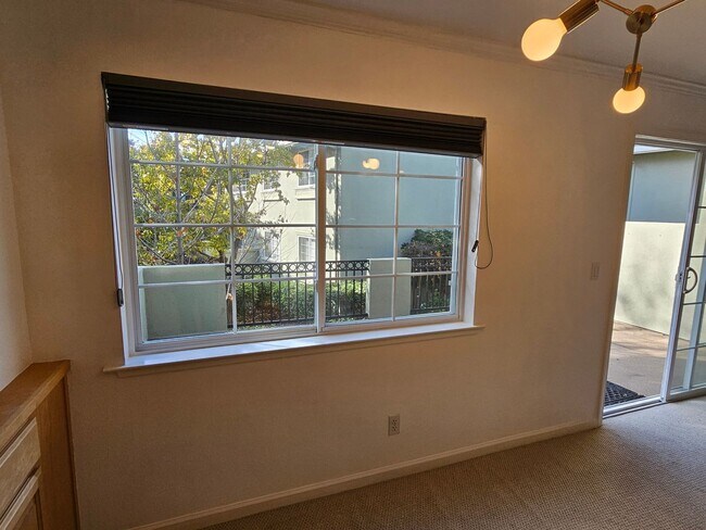 Building Photo - CLASSY CONDO - Spacious 1 Bed/1 Bath in Luxurious Setting - MENLO PARK