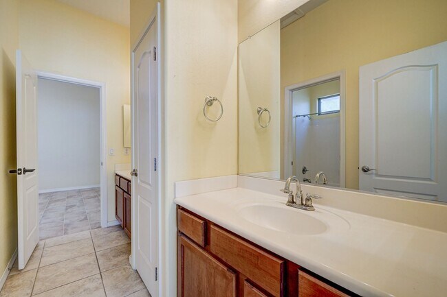 Building Photo - AVAILABLE NOW IN SHAMROCK ESTATES GILBERT!!!