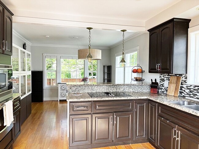 Building Photo - Spacious 4BR Capitol Hill Home with Lake W...