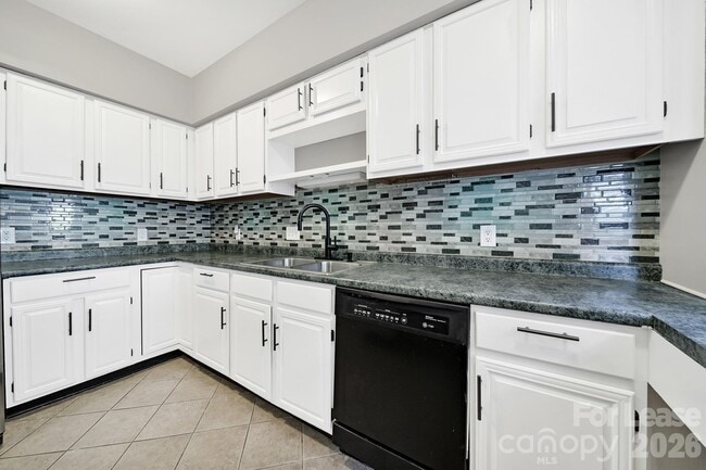 Building Photo - 804 Greenleaf Ave