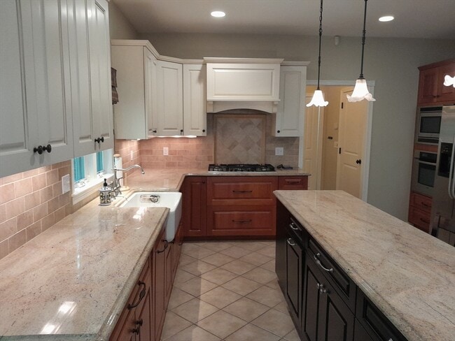 Building Photo - 373 Littlefield Ln