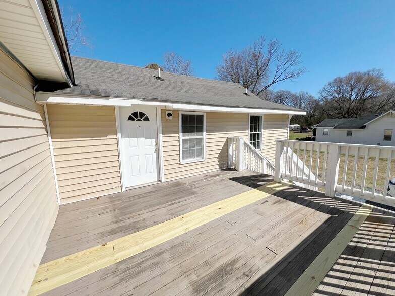 Building Photo - 829 Dillard St