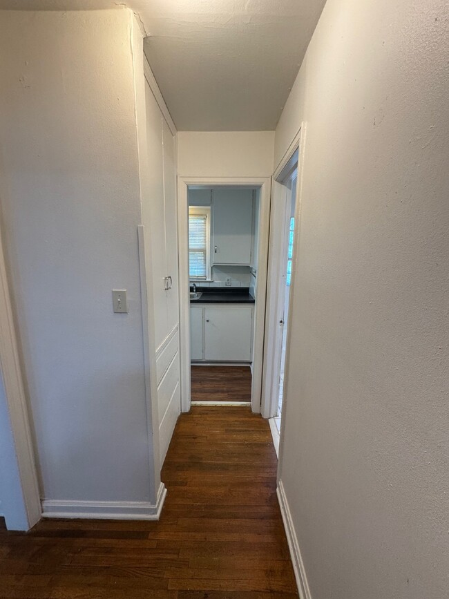 Building Photo - 1 Bedroom, 1 bathroom Duplex with hardwood...