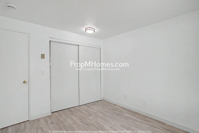 Building Photo - Updated Two Bedroom Duplex in Sellwood - Garage Included!