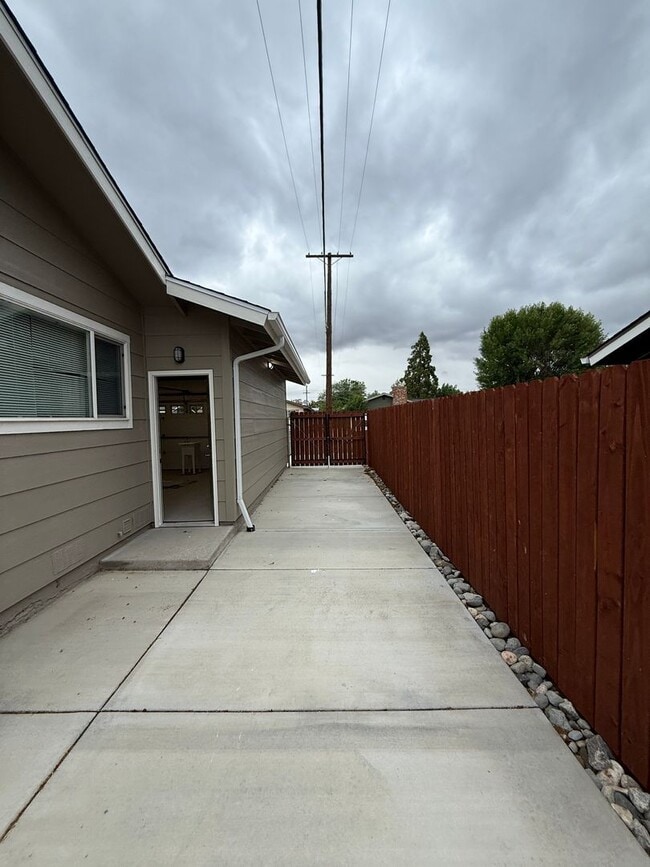 Building Photo - 750 Topaz Dr