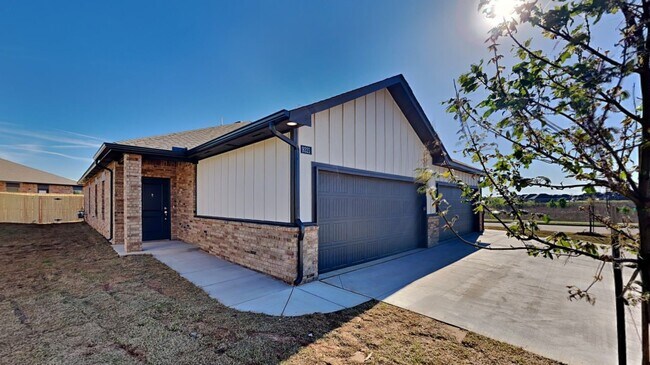 Building Photo - Luxury 3 Bedroom 2 Bathroom Townhome with 2 Car Garage in Piedmont Schools- Neighborhood Park/Bas...
