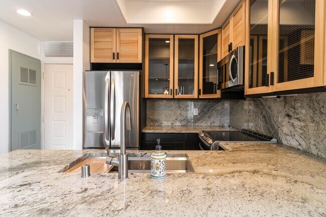 Building Photo - Beautiful 1 bedroom, 1 bath condo in La Jolla